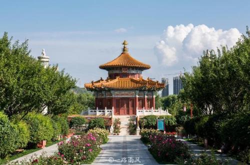 男博主去西宁旅行发现公园美如画。虽然他们不收门票,但游客很少。