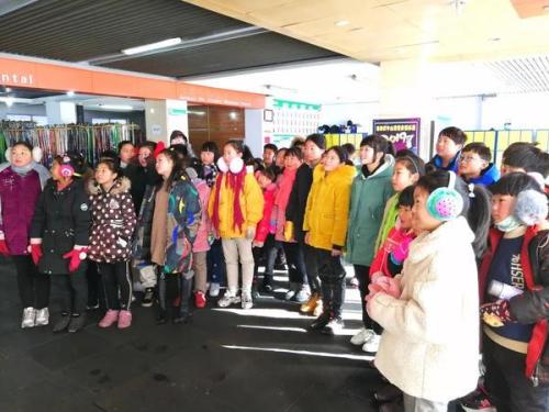 满心欢喜!100多名农村留守儿童在伏牛山体验滑雪乐趣。