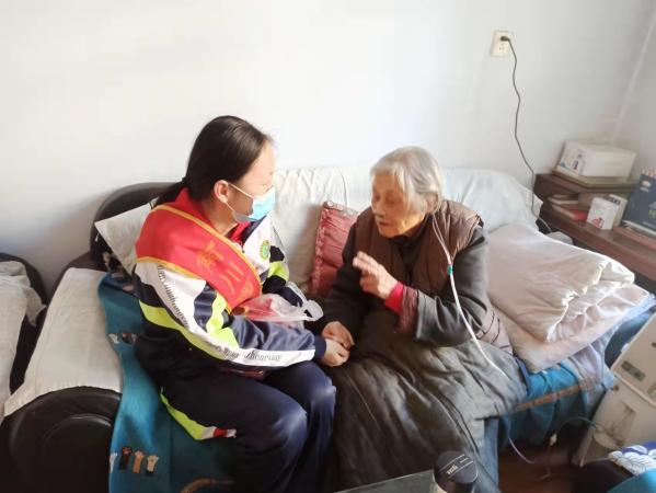 西宁市:关爱空巢老人，弘扬雷锋精神