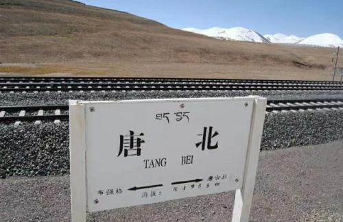 容易错过的西北城市离西宁不远。冷是基调,风景很不一样。