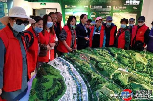 西宁福禄巷北社区开展重阳节登山活动，站在山顶观看变化。
