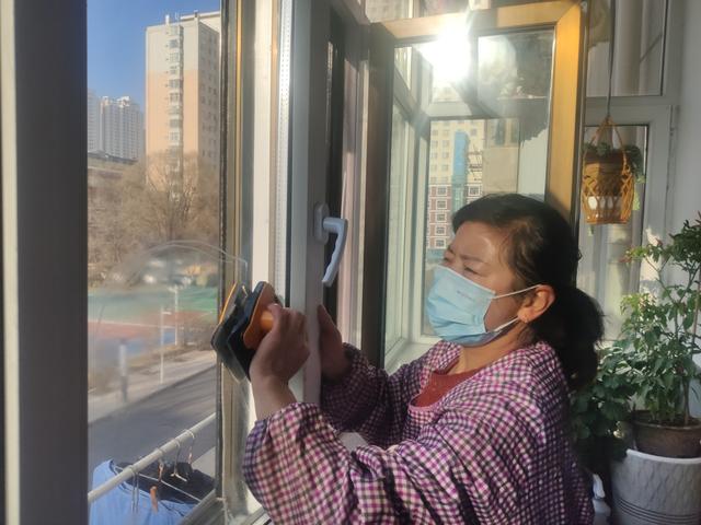 西宁市:党员志愿者为空巢老人除尘迎新年。