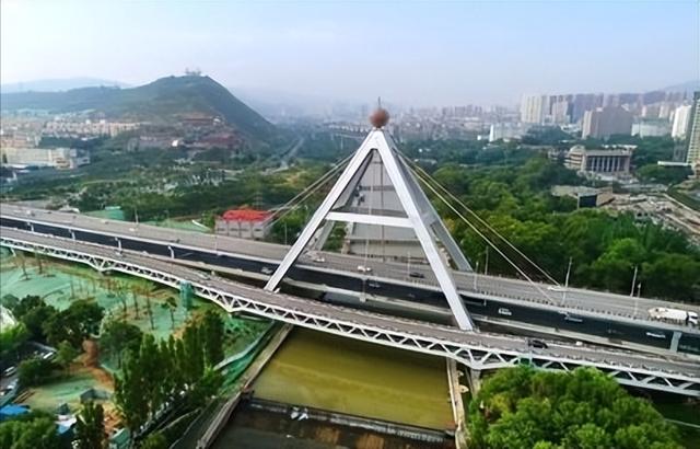 全年气温只有18度,夏天是避暑胜地,就藏在这深山里。