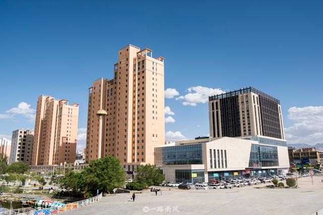 中国最大的县级市,位于青海省,不仅风景迷人,还是避暑胜地。